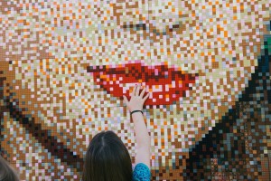 Taylor Swift Lego Portresi Yapıldı! 2 Günde 35 bin 840 Parça.