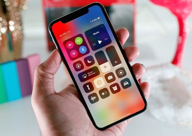 Apple aslında iPhone X'i Öldürmüyor