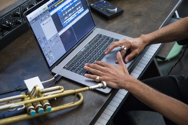Yeni MacBook Pro'da En Dikkat Çekici Özellik, Sessiz Klavye Nasıl?