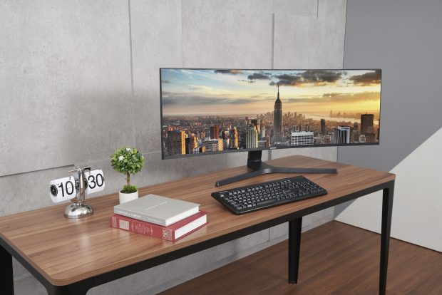 Thunderbolt™ 3 QLED Curved Monitor 02