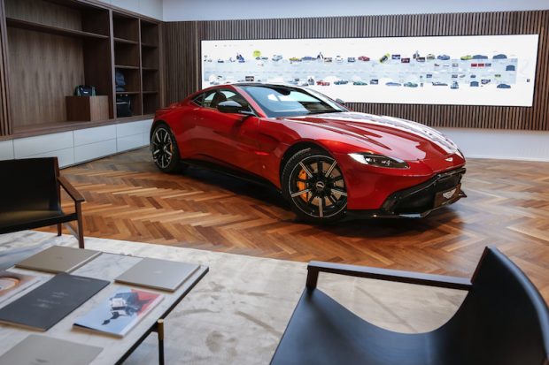 Renkli Aston Martin VANTAGE, Gümüş, Kırmızı, Lime Yeşili ve China Gri