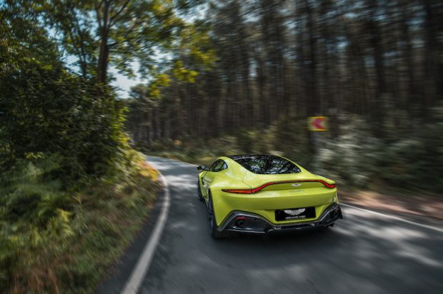 Renkli Aston Martin VANTAGE, Gümüş, Kırmızı, Lime Yeşili ve China Gri