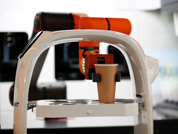 Güney Kore'de Kafelerde Sosyal Mesafe Robotic Baristalar ile sağlanıyor