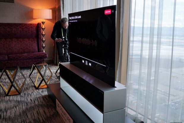 LG OLED TV R: LG'nin katlanabilir OLED TV'si 87 bin dolara satılıyor