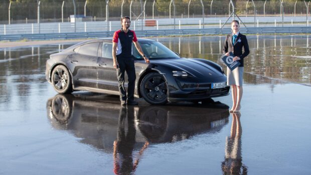 Porsche eğitmeni Dennis Retera, Taycan ile 200 metre uzunluğundaki drift pistinde 210 tur attı.