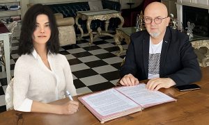 Türkiye’nin ilk robot oyuncusu “Aypera” sözleşme imzaladı!