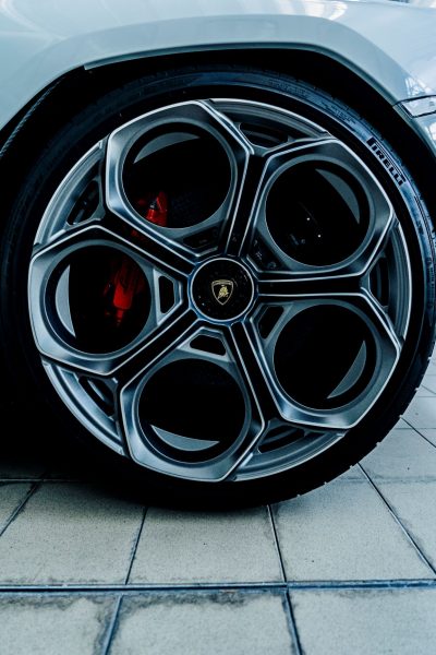 Pirelli ve Lamborghini Countach işbirliklerinde 50. Yılı kutluyor!