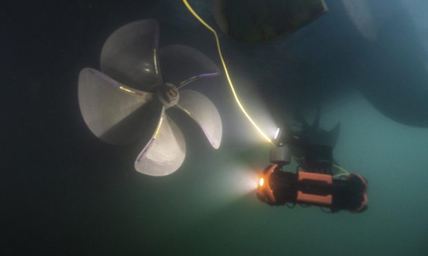 Su altı dronelar dalgıçların hayatını riske etmesini önlüyor