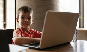 Zoom, Güvenli İnternet Günü için dijital ortamda çocukları koruma ipuçları paylaştı