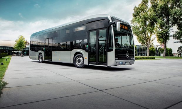 Akıllı ve çevreci ulaşım çözümleri alanındaki yatırımlarını seri üretim araçlar ile yollara taşımayı sürdüren Mercedes-Benz, elektrikli şehir içi otobüsü eCitaro Solo ile sıfır emisyonlu seyahat alanında da sektöre öncülük ediyor.