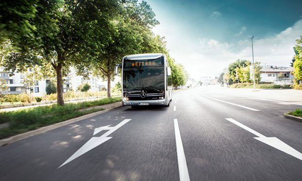 Akıllı ve çevreci ulaşım çözümleri alanındaki yatırımlarını seri üretim araçlar ile yollara taşımayı sürdüren Mercedes-Benz, elektrikli şehir içi otobüsü eCitaro Solo ile sıfır emisyonlu seyahat alanında da sektöre öncülük ediyor.