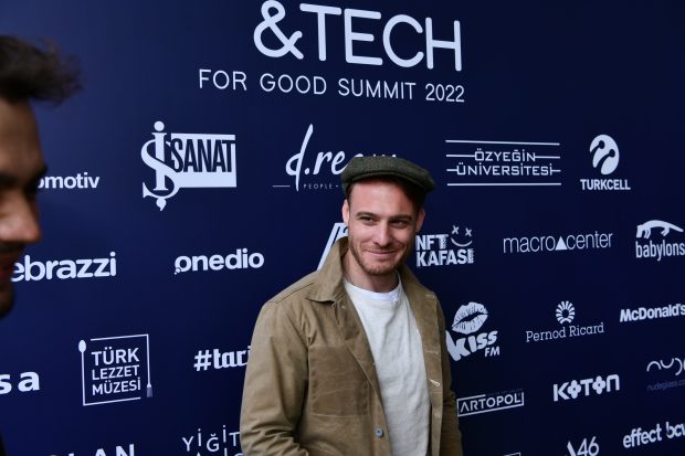 Ünlü oyuncu ve Yuvam Dünya Elçisi Kerem Bürsin, ART & TECH for GOOD SUMMIT 2022