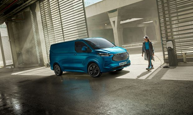 yeni Ford E-Transit Custom