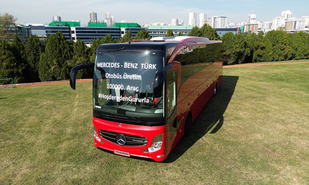 Mercedes-Benz Türk 100 bininci otobüsünü banttan indirdi
