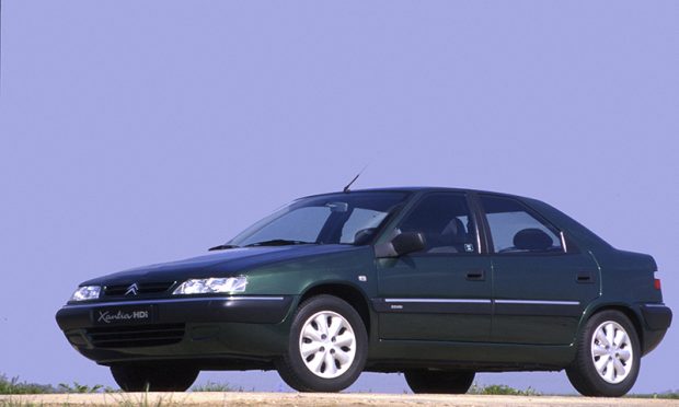 Citroën Xantia HDI garée sur un chemin en 1999. Photo de Jean-Pierre Suberville. Utilisation éditoriale uniquement, nous contacter pour toute autre utilisation