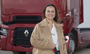 Yol açın…Renault Trucks direksiyonunda kadın sürücü var!