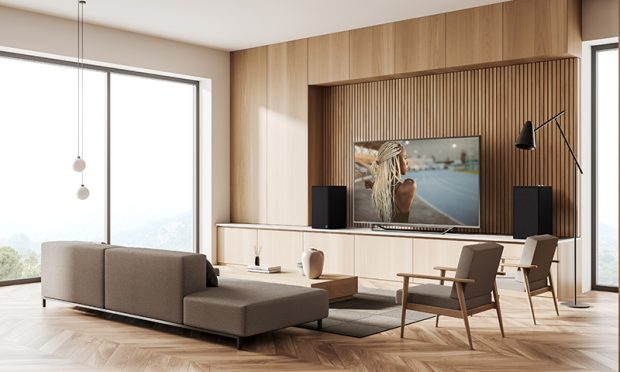 Klipsch, yüksek çözünürlüklü aktif hoparlör serisini genişletiyor Wooden chill zone interior with sofa and armchairs, modern cabinet with tv set and shelf, hardwood floor, panoramic window on countryside. Mock up copy space tv display. 3D rendering