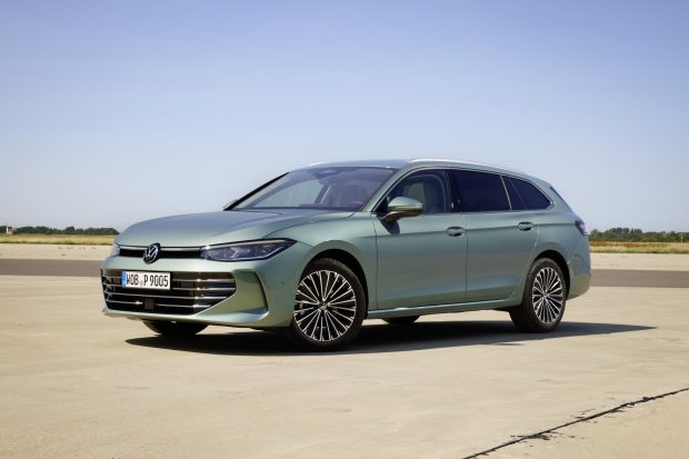 The new Passat Variant Elegance in the colour Mariposit Green Metallic