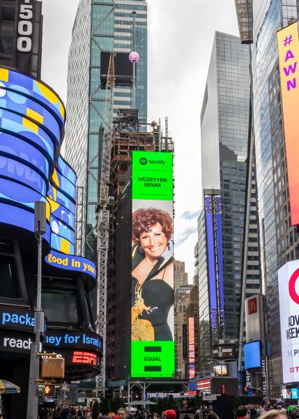 Spotify’ın EQUAL Türkiye Ekim ayı elçisi Müzeyyen Senar New York Times Square’de