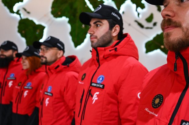 Cumhurbaşkanlığı himayelerinde, Sanayi ve Teknoloji Bakanlığı uhdesinde, TÜBİTAK MAM KARE koordinasyonunda gerçekleştirilen Üçüncü Arktik Bilimsel Araştırma Seferi ekibi yola çıktı. ( Oğuz Yeter - Anadolu Ajansı )