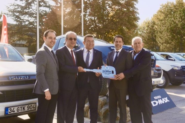 

Fotoğraf Bilgisi  (Soldan Sağa): Hamdi TOKER-Anadolu Isuzu Filo ve Kilit Müşterileri Yöneticisi, Atakan GÜRLER-Anadolu Isuzu Yurtiçi Satış Müdürü, Erol UÇMAZBAŞ-Meram Elektrik Genel Müdürü,

Yusuf TEOMAN-Anadolu Isuzu Yurtiçi Satış Direktörü, Mehmet ÇELİK-Konya Çelik Oto Sahibi.