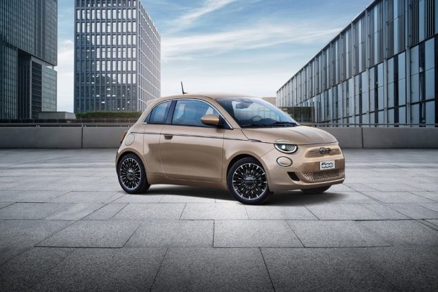 Stellantis’in Kuzey Amerika’da satışa sunduğu ilk elektrikli model olan Fiat 500e, Green Car Journal tarafından “2024 Yılın En Çevreci Şehir Otomobili” (2024 Urban Green Car of the Year) ödülüne layık görüldü. Roof terrace between high-rise buildings in Hangzhou, China