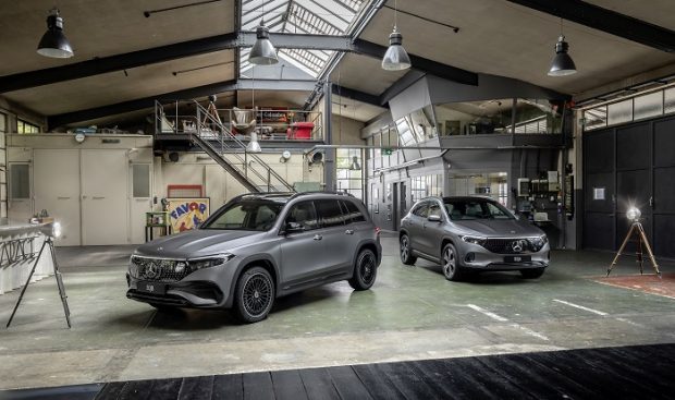 Mercedes-Benz EQB 350 4MATIC (WLTP: Stromverbrauch kombiniert: 17,1-19,2 kWh/100 km; CO2-Emissionen kombiniert: 0 g/km); Exterieur: AMG Line, MANUFAKTUR mountaingrau magno. Interieur: sage grey black; Mercedes-Benz EQA 250+ (WLTP: Stromverbrauch kombiniert: 14,4-16,4 kWh/100 km; CO2-Emissionen kombiniert: 0 g/km); Exterieur: MANUFAKTUR mountaingrau magno. Interieur: sagegrey schwarz;WLTP: Stromverbrauch kombiniert: 14,4-19,2 kWh/100 km; CO2-Emissionen kombiniert: 0 g/km*<br /> Mercedes-Benz EQB 350 4MATIC (WLTP: Combined electric energy consumption: 17.1-19.2 kWh/100 km; combined CO2 emissions: 0 g/km); Exterior: AMG Line, MANUFAKTUR mountaingrau magno, Interior: sagegrey schwarz; Mercedes-Benz EQA 250+ (WLTP: Combined electric energy consumption: 14.4-16.4 kWh/100 km; combined CO2 emissions: 0 g/km); Exterior: MANUFAKTUR mountain grey magno; Interior: sage grey black;WLTP: Combined electric energy consumption: 14.4-19.2 kWh/100 km; combined CO2 emissions: 0 g/km*