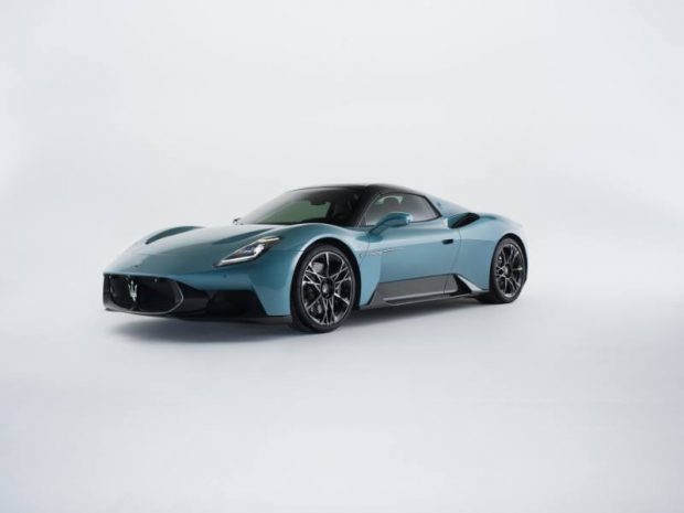 Maserati, yeni şaheseri MCPURA’yı ilk kez görücüye çıkardı. 2025 Goodwood Hız Festivali’nde sahne alan yeni Maserati MCPURA, saf enerji, saf zarafet ve saf performansı yeniden tanımlıyor.