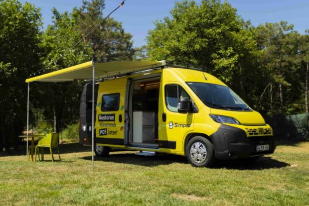 Simpra, mobil karavan projesi Simpravan’la teknolojiyi sahaya taşıyor