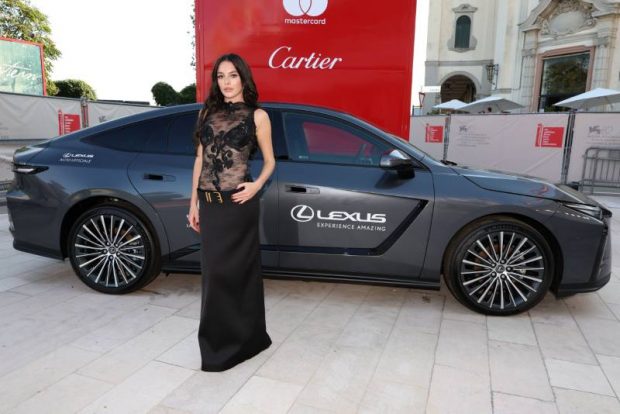 Türkiye’den festivale katılan isimler arasında dikkat çekenlerden biri Melis Sezen oldu. Lexus’un konuğu olarak kırmızı halıda boy gösteren başarılı oyuncuya, Lexus Türkiye Yönetim Kurulu Başkanı ve CEO’su Ali Haydar Bozkurt eşlik etti.