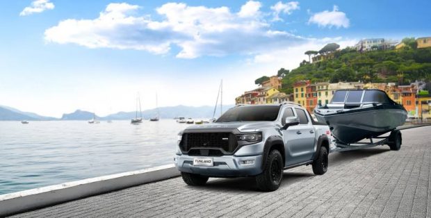 Türkiye’nin ilk full-size, mild hibrit Pick-up’ı  blurred background of Portofino port and old gray street