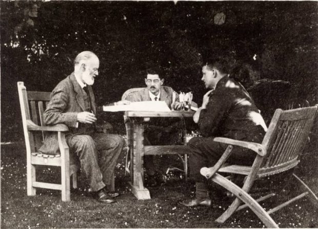 2M975YN Under the mulberry tree. From left: Sir Henry Royce, C.L. Jenner and E.W Hives.