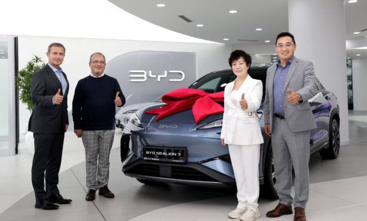BYD Başkan Yardımcısı Stella Li, Türkiye’de İlk SEALION 7 Teslimatını Gerçekleştirdi