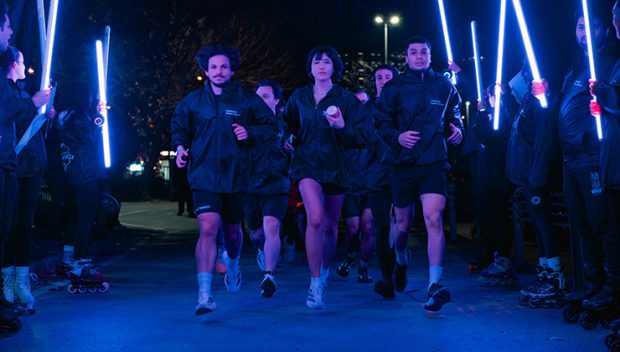 Yılın en uzun gecesinde yüzlerce kişi Galaxy Watch8 ile koştu