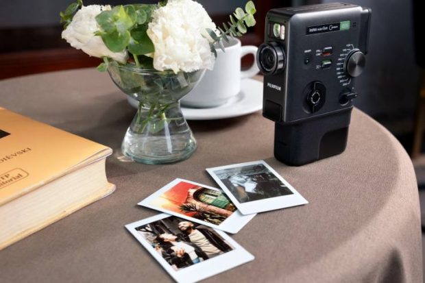 FUJIFILM, yeni 3’ü 1 Arada Hibrit Anlık Fotoğraf Makinesi instax mini Evo Cinema™’yı Tanıtıyor