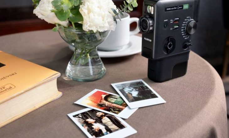 FUJIFILM, yeni 3’ü 1 Arada Hibrit Anlık Fotoğraf Makinesi instax mini Evo Cinema™’yı Tanıtıyor