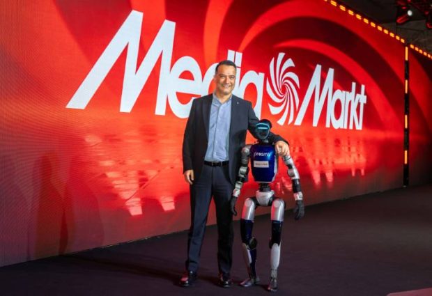 MediaMarkt Gecesine Damga Vuran İnsansı Robot