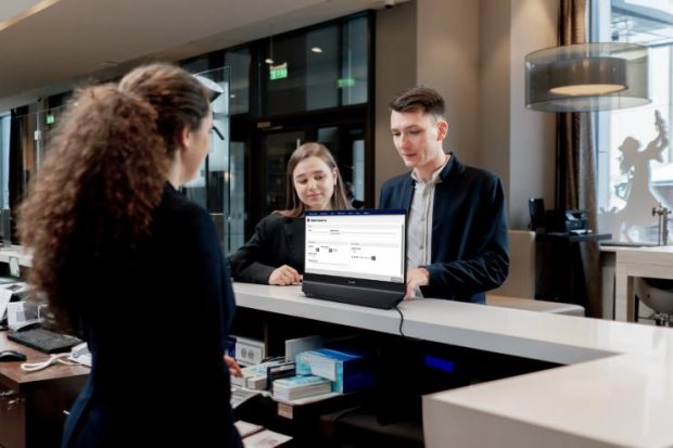 Philips’ten Dünyada Bir İlk: Çift Taraflı Bağımsız Monitör Türkiye’ye Geliyor
