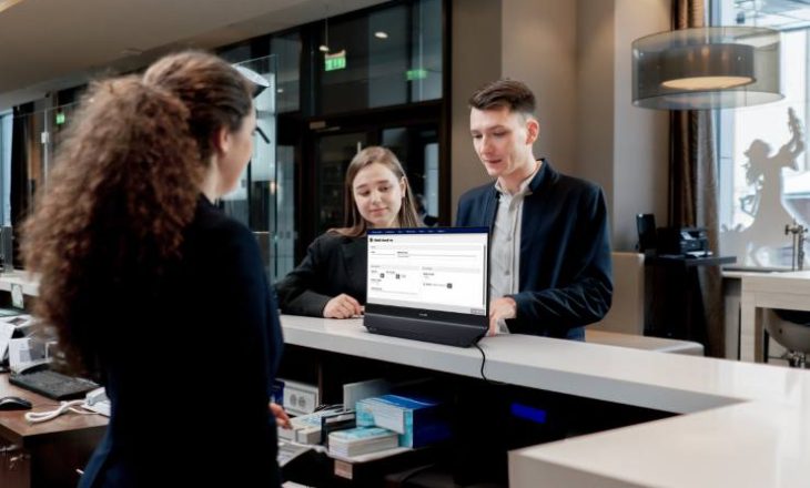 Philips’ten Dünyada Bir İlk: Çift Taraflı Bağımsız Monitör Türkiye’ye Geliyor
