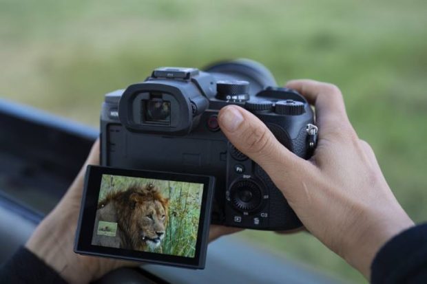 Sony RX10 Mark V Tanıtıldı: Yapay Zeka Destekli AF, 24-600 mm Lens ve 4K 120p Video Bir Arada